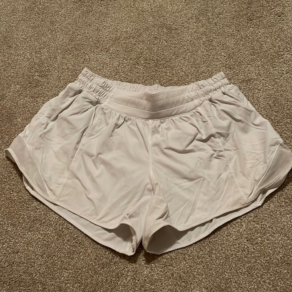 Lulu Hotty hot 2.5” white shorts